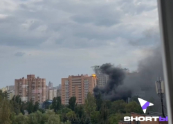 На видео попал момент прилета украинского снаряда в жилой дом в центре Донецка