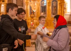 Розовые тюльпаны в День жен-мироносиц: в храме Петра и Февронии в ДНР молодежь поздравила прихожанок