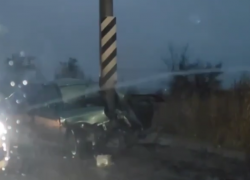 В Макеевке спасатели вытащили 20-летнего водителя из смятого автомобиля, врезавшегося  в столб