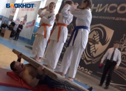 Богатырь 21 века Дмитрий Халаджи позволил спортсменкам из ДНР станцевать на нем лежа на битом стекле 