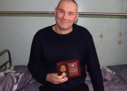«Эта медаль дорогого стоит»: огнеборцам, раненым повторным обстрелом ВСУ, вручили награды в больнице ДНР 