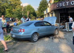 Пьяный водитель протаранил магазин в Макеевке, есть пострадавшие
