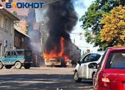 Центр Донецка подвергся обстрелу из РСЗО: полностью выгорел пассажирский автобус