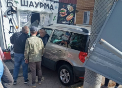 Женщина за рулем «Шкоды» разнесла шаурмячную в Донецке
