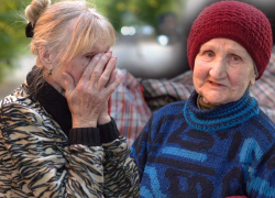 Пережила вторую войну: бабушка из Мариуполя в ДНР воссоединилась с сестрой