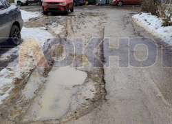 Асфальт ушел вместе со снегом на Звягильского в Донецке