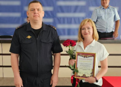 Сотрудницу банка в Мариуполе отметили грамотой МВД ДНР за помощь в пресечении кибермошенничества