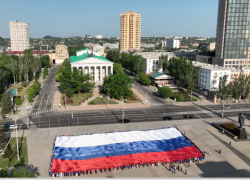 В ДНР развернули флаг России на 1500 квадратных метров
