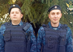 Донецкие приставы потушили загоревшийся автомобиль на дороге