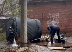 Из-за ненадежного паллета упала емкость для воды в Донецке, это не первый случай