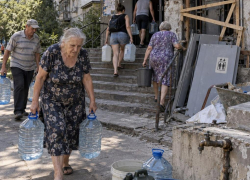 Больше года без воды: жители Бирюзова в Донецке носят её на верхние этажи пешком
