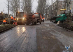 В Макеевке кладут асфальт по ГОСТу даже под дождем