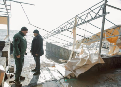 Высокие морские волны и сильный дождь в Приморском районе Мариуполя повредили жилые дома и предприятия