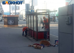 В Донецке коммунальщики ликвидируют последствия обстрелов и наводят красоту в выходной