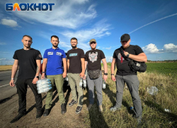 Военкоры из Донецка встретили на трассе под Курском волонтеров Донбасса: ребята раздавали воду беженцам