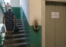 Десятки домов в Донецке остались без лифтов