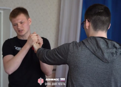 Чемпион мира по самбо провел мастер-класс для детей в Нижней Крынке ДНР