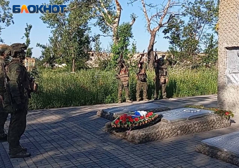 «Собрали по кусочкам»: бойцы ВС РФ восстановили мемориал ВОВ, разрушенный боевиками в Константинополе
