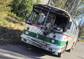 Дрон ВСУ ударил в лоб пассажирского автобуса в Горловке, ранены дети и 9 пассажиров