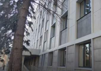 Врачи возвращаются в Мариуполь, для них строители из Санкт-Петербурга ремонтируют больницу