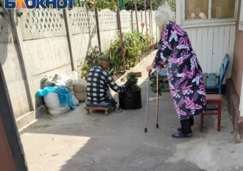 Дедушка без ног освобождает тару: подвоз воды на Лидиевку в Донецке сквозит отчаянием
