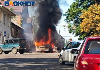 Центр Донецка подвергся обстрелу из РСЗО: полностью выгорел пассажирский автобус