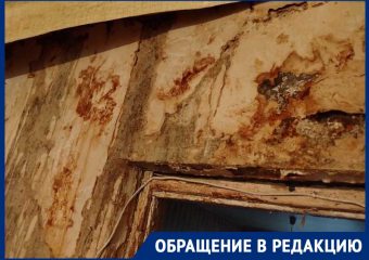 Крыши нет, но вы платите: дом в Кировском районе Донецка заливает годами, УК бездействует