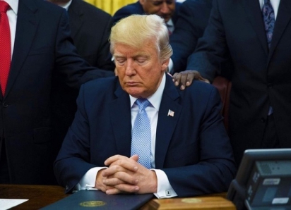 Трамп носится с корейским сценарием для Донбасса, чтобы не потерять власть