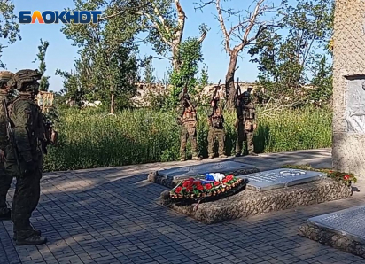 «Собрали по кусочкам»: бойцы ВС РФ восстановили мемориал ВОВ, разрушенный боевиками в Константинополе