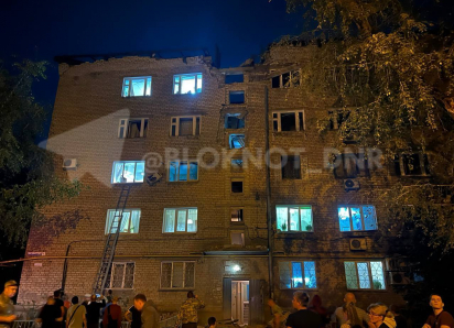 ВСУ снесли стену и крышу многоэтажного дома в Будённовском районе Донецка