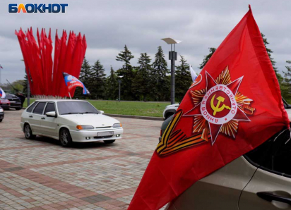 Донецк – Мариуполь: патриоты провели автопробег и развернули знамя Победы