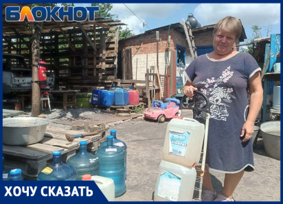 «Сколько можно издеваться»: женщина-инвалид из Кировского района Донецка вынуждена таскать тяжелые канистры с водой
