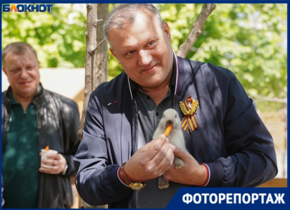 Катался на аттракционах и кормил зверей: мэр Донецка замечен в центре Волгограда