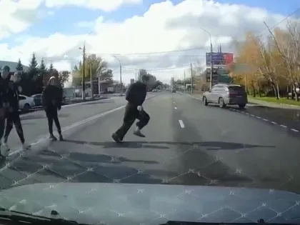 Школьник бросился под колеса автомобилей, перебегая дорогу в неположенном месте, - видео