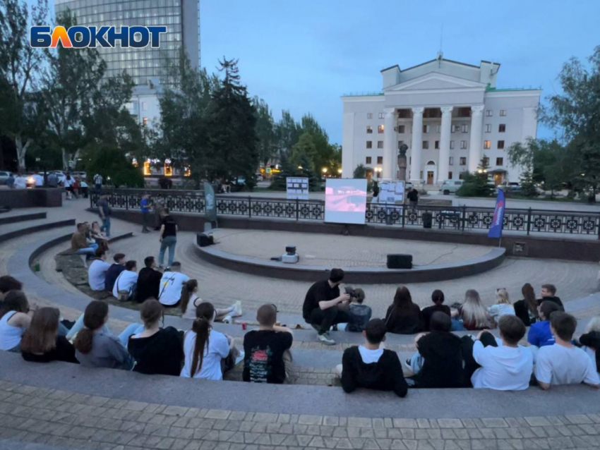 В Донецке под открытым небом состоялся показ документального фильма «Позывной «Донецк»: История одного аэропорта»