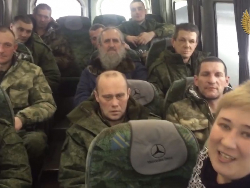 Освобождённые из украинского плена 9 военнослужащих ДНР и священнослужитель возвращаются домой