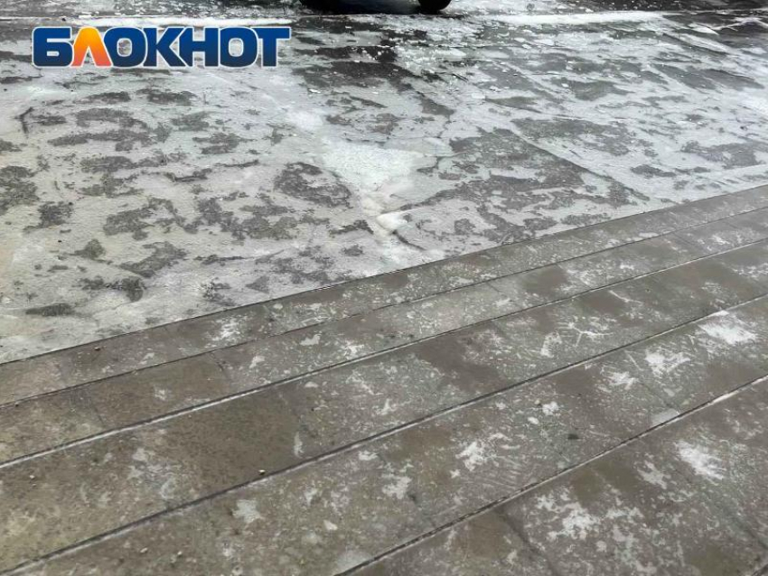 Резкое ухудшение погоды в ДНР: ночью дорогу к АПП «Матвеев-Курган» расчищали 100 специальных машин 