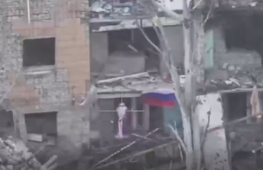 Военные в костюме Деда Мороза развернули российский флаг в Димитрове