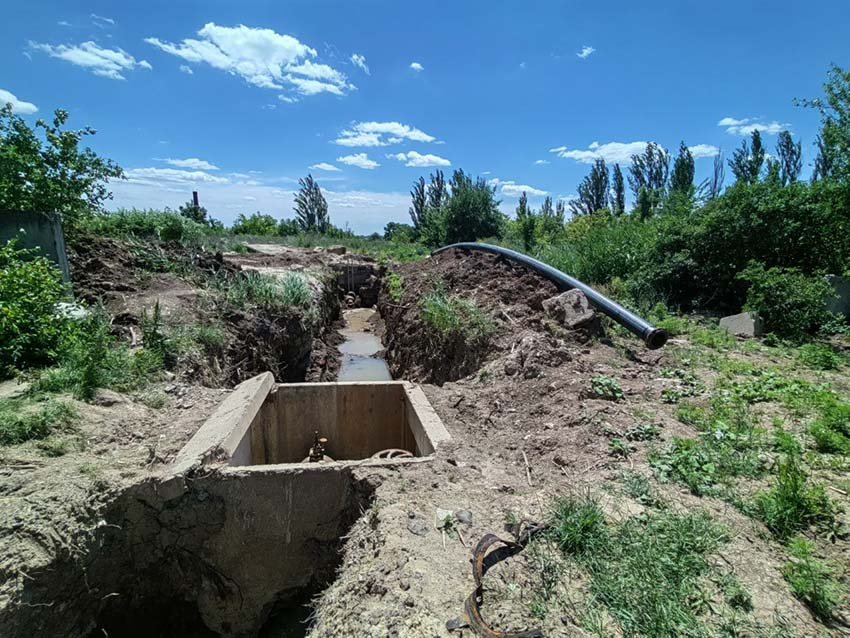 Мирный и Солнечный будут с водой: в Кировском районе Донецка заменили важную трубу