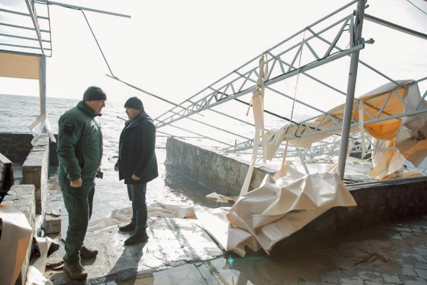 Высокие морские волны и сильный дождь в Приморском районе Мариуполя повредили жилые дома и предприятия