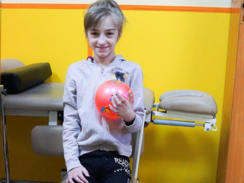 12-летнюю девочку из ДНР, у которой парализовало руки и ноги из-за минно-взрывного ранения, возвращают к жизни российские врачи