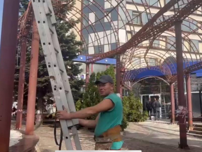 О трудностях работы рассказали строители ДНР, восстанавливающие отель «Central» в центре Донецка
