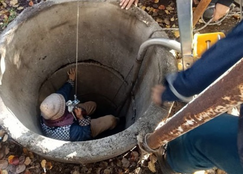 Жительница Мариуполя чудом осталась жива после падения в 7-метровый колодец