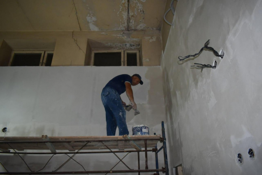Строители Амурской области продолжают ремонтировать «Теремок» в Амвросиевке 