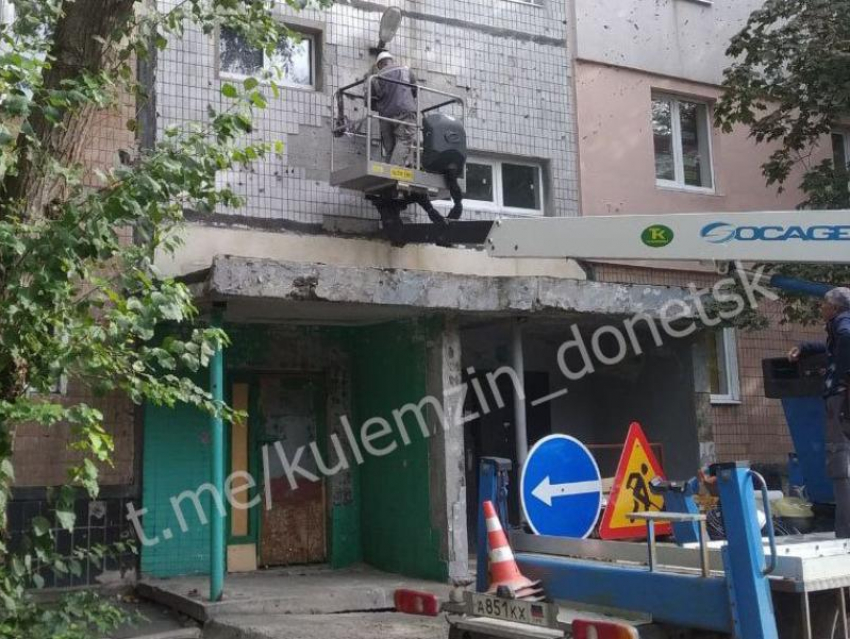 Донецкие коммунальщики выполняют замену ламп, светильников и кабеля на улицах столицы ДНР 