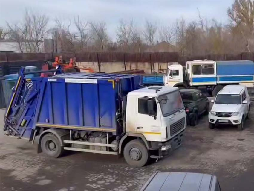 На Донецк, Снежное и Торез: в ДНР прибыло десять новых мусоровозов