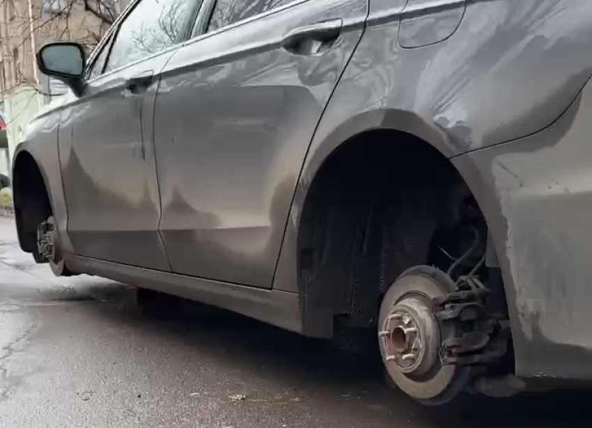 В центре Донецка сняли все колеса с машины известного блогера