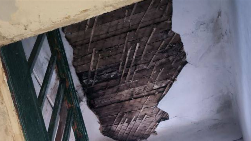 Крыша рухнула на лестницу в донецкой двухэтажке на Бутурлиновской 48