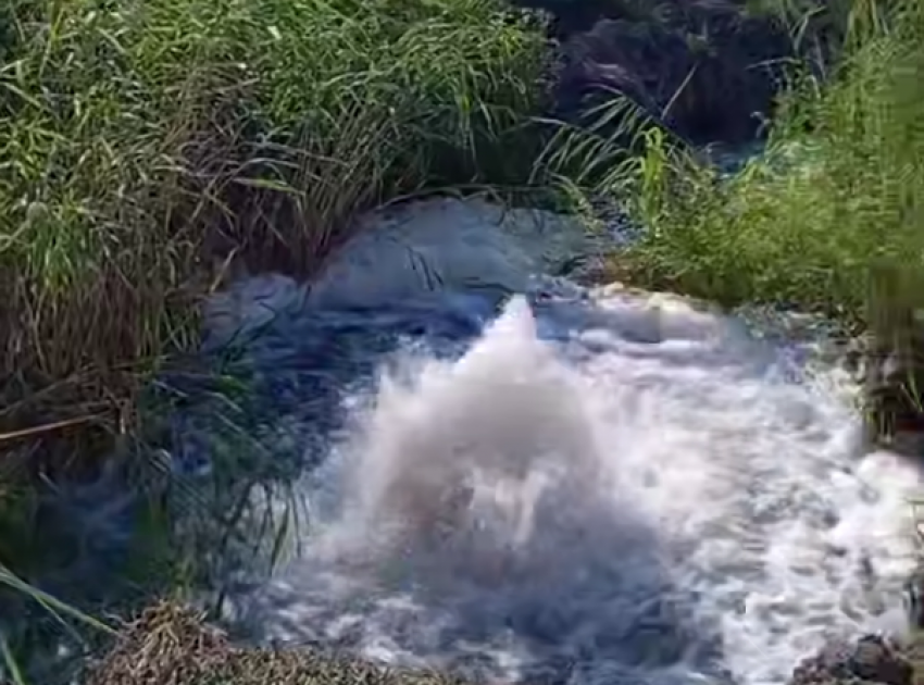 Вода утекает в никуда: жители показали, что происходит с водой в Мариуполе