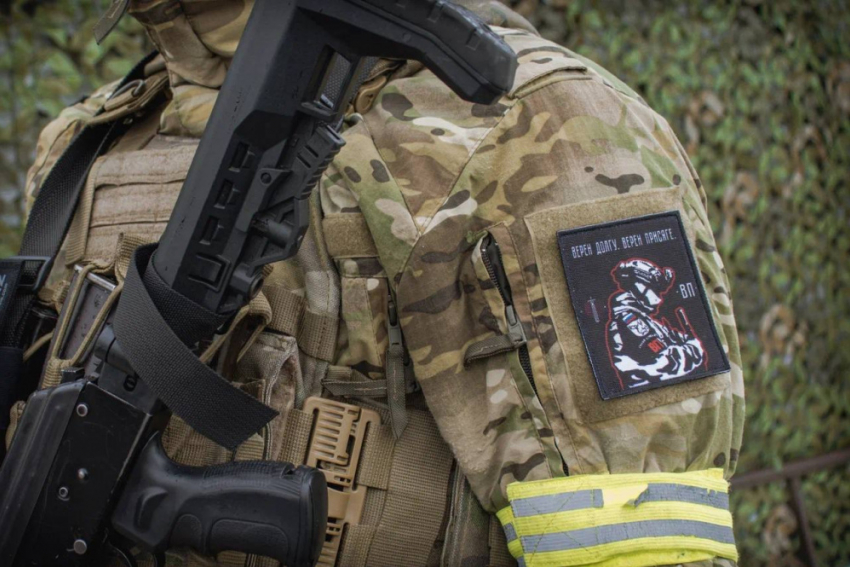 Стилизованные шевроны вручили дружинники сотрудникам Военной Комендатуры ДНР 